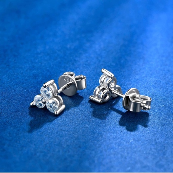 ** FLASH PRE-HOLIDAY MARK DOWN** Vintage 2 cttw 18k Solitaire Earrings - Picture 5 of 11